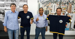A direção executiva do Sinticop-MS ao lado do prefeito Marquinhos Trad