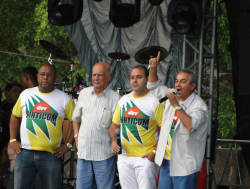 Manuelzinho discursando ao lado Vagner Freitas e outros dirigente sindicais