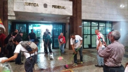 Protesto em defesa de Lula em Campinas/SP: trabalhadores lavam sede da Justiça Federal com criolina
